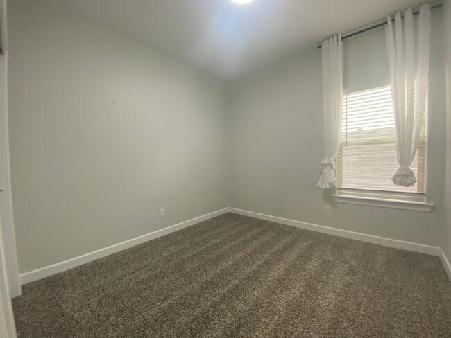 Building Photo - East El Paso 4 bed 2 bath Refrig A/C with gorgeous landscaping!