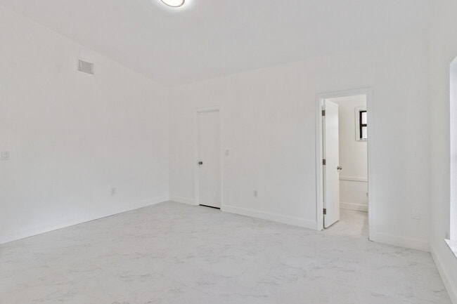 Building Photo - 527 Glade Ct