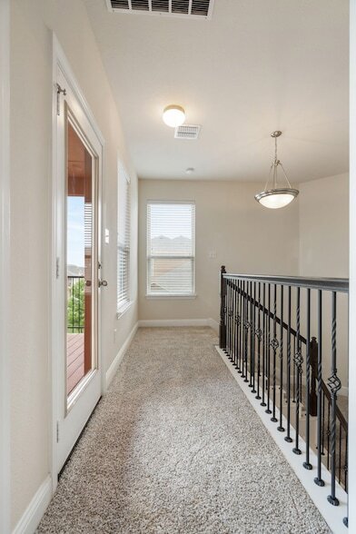 Building Photo - 2640 Venice Dr