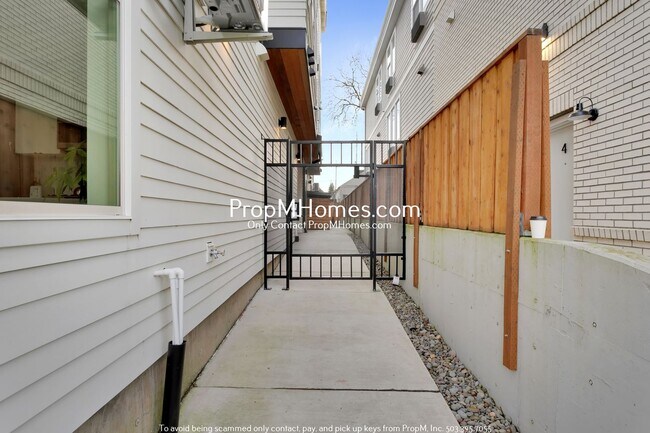 Building Photo - Two Bedroom Modern Oasis with Stunning Views & Designer Finishes