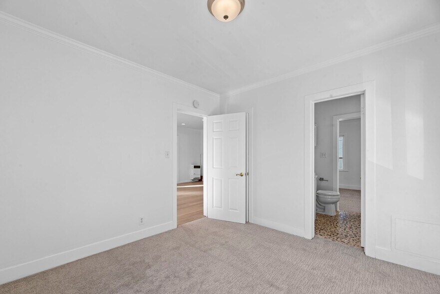 Building Photo - 303 28th St