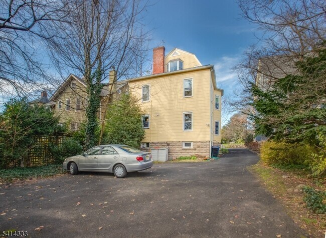 Building Photo - 36 Burnet St