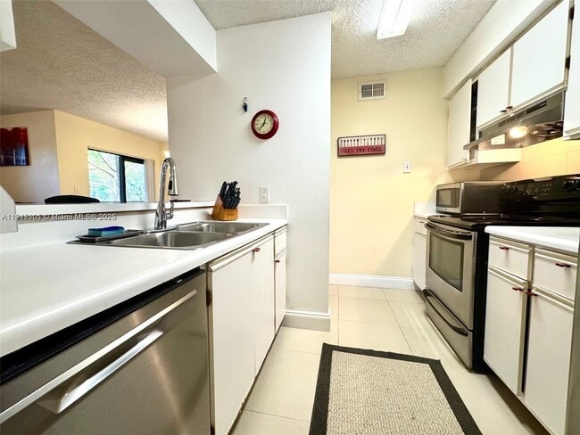 Building Photo - 620 S Park Rd