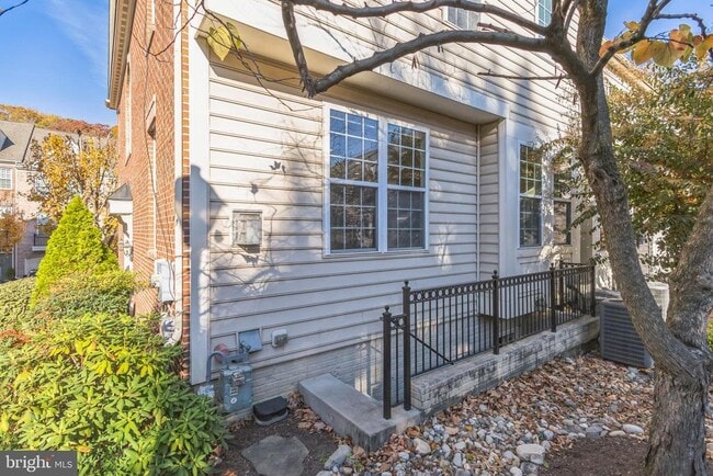 Building Photo - 523 Triadelphia Way