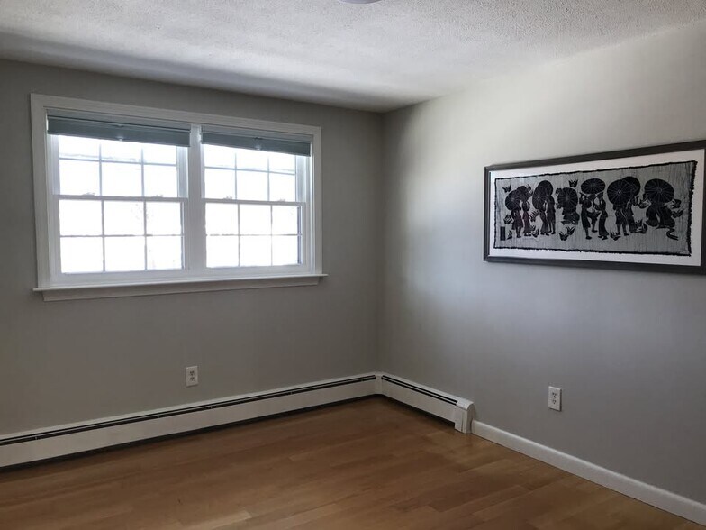 Building Photo - 1 Town House Ln