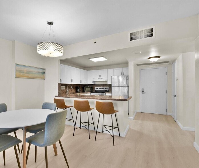 Building Photo - 2301 Collins Ave