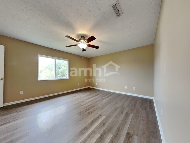 Building Photo - 9865 Whispering Pine Dr