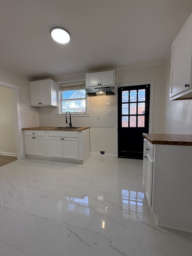 Building Photo - 15 Bradley Dr