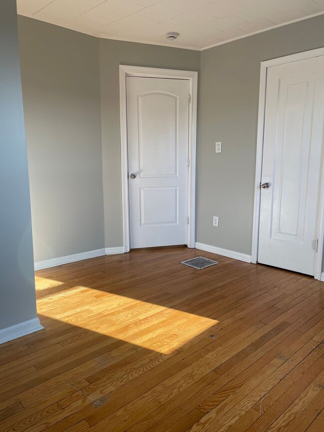 Building Photo - Nice and spacious 3 Bedroom 1 Bath House in Calumet City, IL MUST SEE