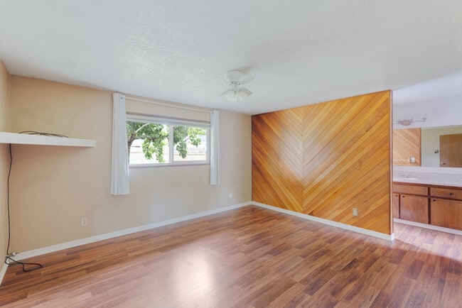 Building Photo - THREE BEDROOM IN MINT VALLEY