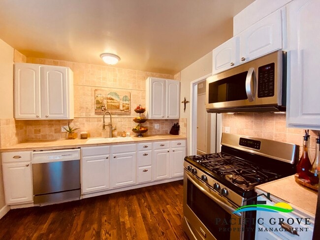 Building Photo - Updated Three Bedroom