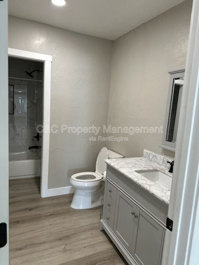 Building Photo - 1519 W 22nd Pl