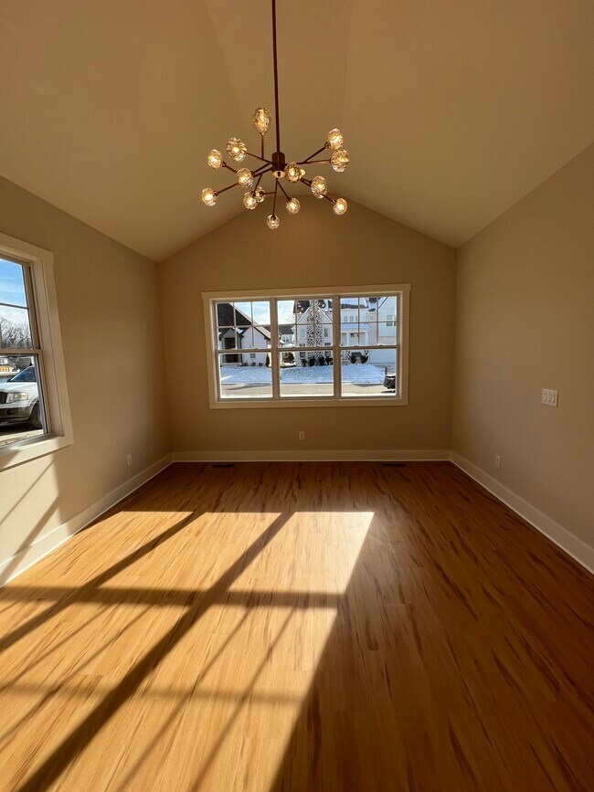 Building Photo - Clarksville Luxury home