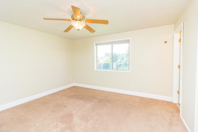 Building Photo - 3 bedroom 2 Bath Single Level on Large Lot