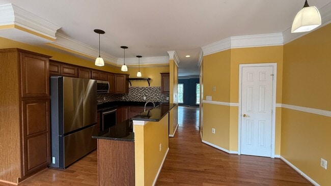 Building Photo - Glen Oaks Townhouse