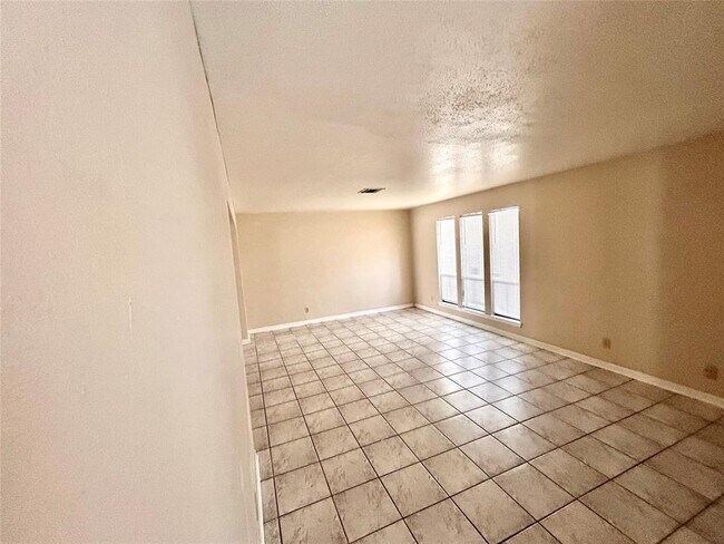Building Photo - 10639 Sandpiper Dr
