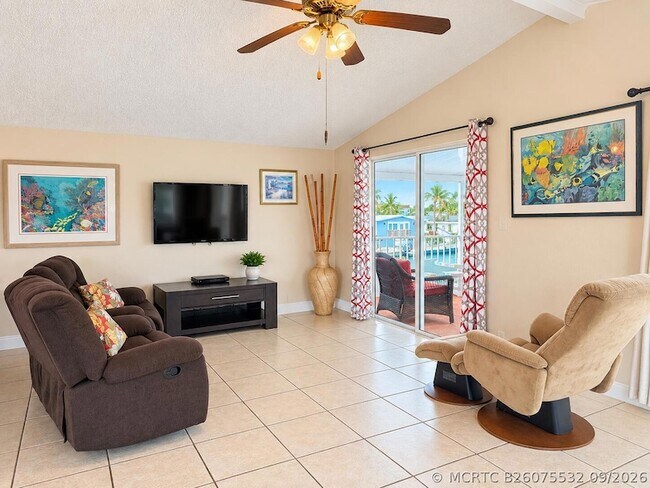 Building Photo - 932 Tropical Ln