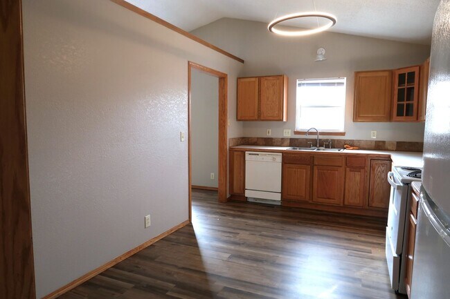 Building Photo - Beautiful 4 Bedroom 3 Bathroom Home