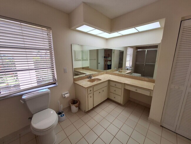 Building Photo - "Charming 2-Bed, 2-Bath Retreat on Monroe ...
