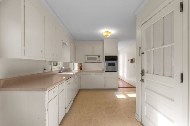 Building Photo - Charming 3-bedroom, 2-bath traditional home situated less than two miles from Clemson University!