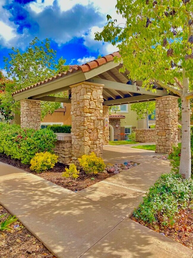 Building Photo - 3 Bedroom Townhome in Serene Santee