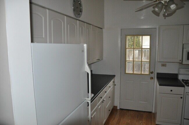Building Photo - 504 Michael Manor
