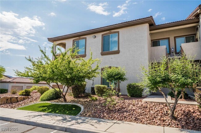 Building Photo - 2305 W Horizon Ridge Pkwy
