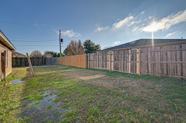 Building Photo - Mansfield 3/2 Duplex