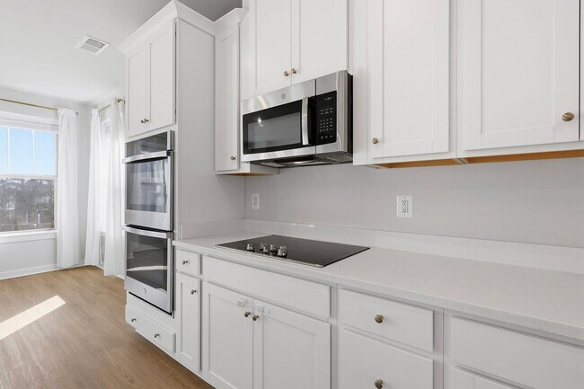 Building Photo - ***Coming Soon*** Stunning and Sun-filled 3 Bed 2.5 Bath Condo In Village At Manassas Park Condo