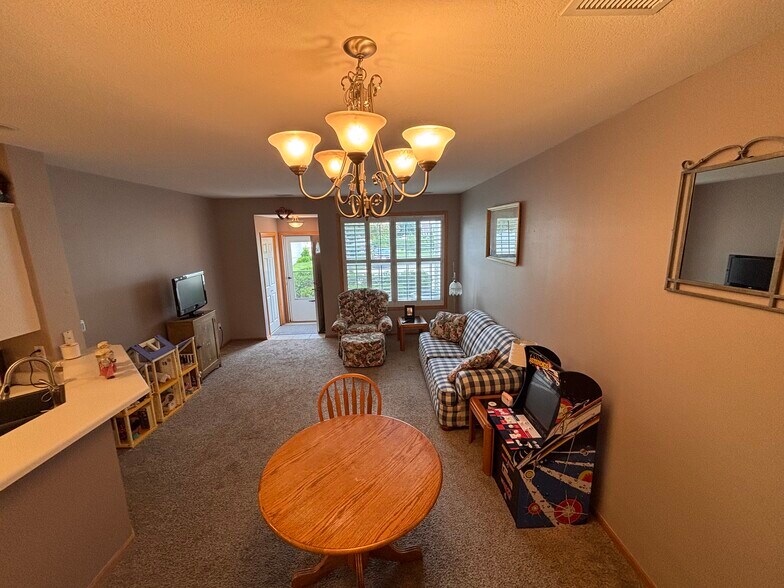 Building Photo - 1019 NE Greenview Dr