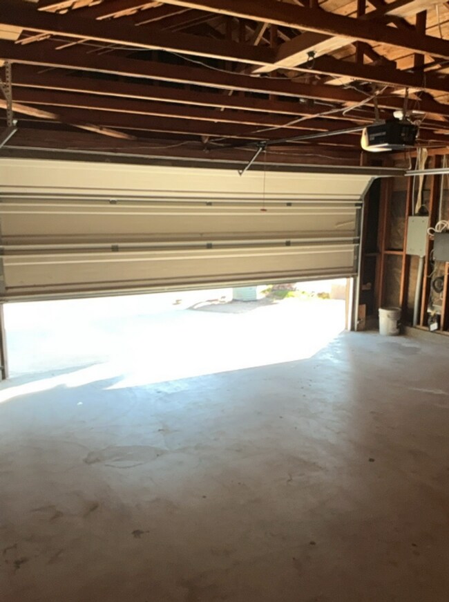 Building Photo - Charming 3 Bed/2 Bath Single-Story Home In...