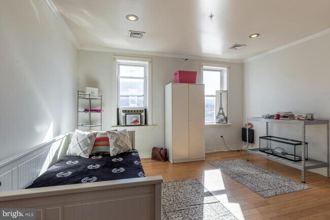 Building Photo - 2026 Ridge Ave