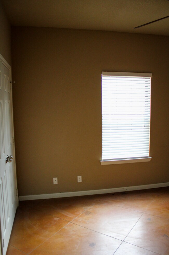 Building Photo - 208 Garden Dr
