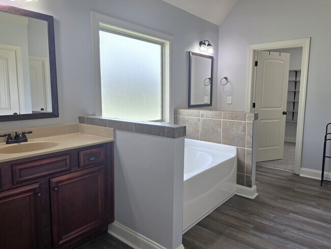 Building Photo - 8809 Crenshaw Dr