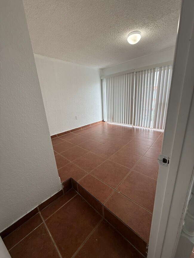 Building Photo - 1305 W 46th St