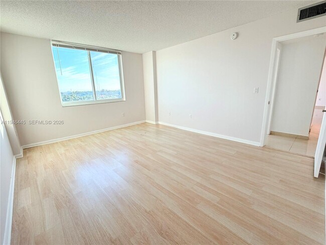 Building Photo - 919 Hillcrest Dr