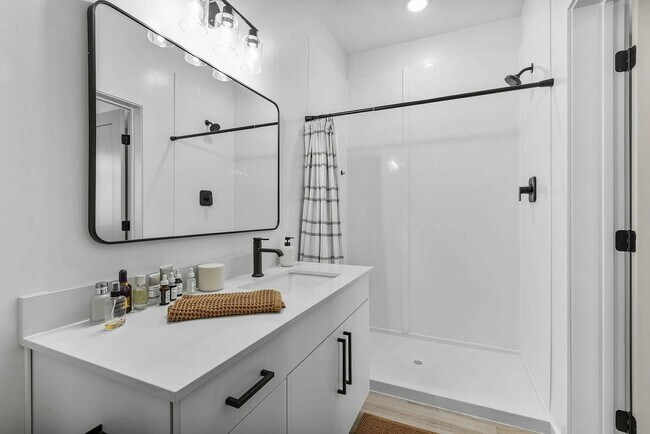 Building Photo - 3131 Fleur Dr