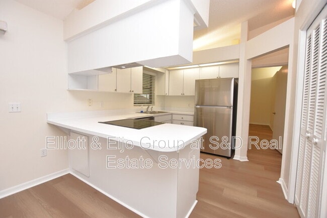 Building Photo - 2220 Maple Hill Ct