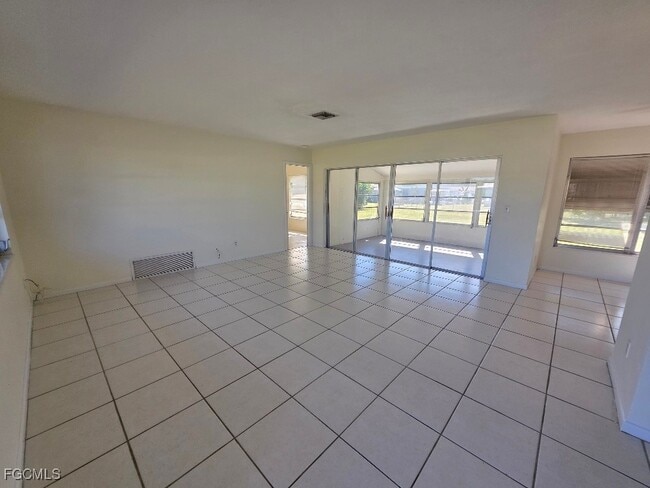 Building Photo - 1512 Huntdale St E