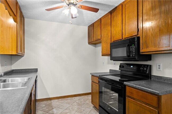 Building Photo - 5405 Iris Dr SW