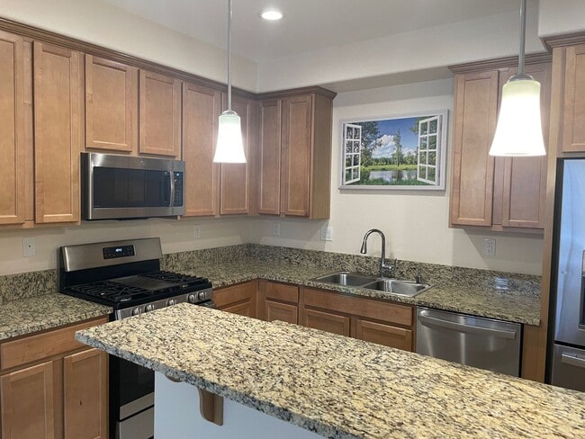 Building Photo - Townhome short drive to freeway. 3 bedroom 2 1/2 baths