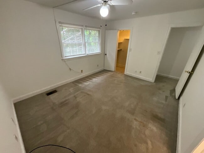 Building Photo - Beautiful 2 Bed 2.5 Bath Townhouse!