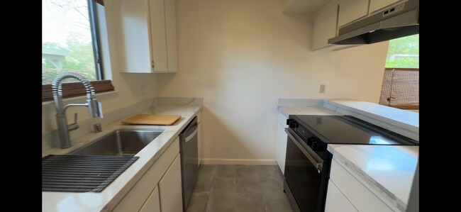 Building Photo - Charming Live Oak Townhome – Completely Renovated & Move-In Ready!