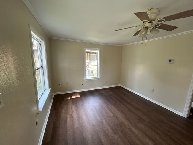 Building Photo - 3 bedroom home 2 full bathroom