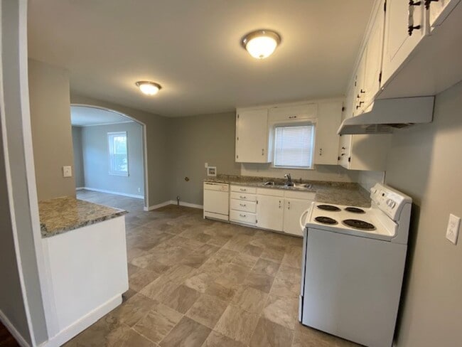 Building Photo - 3 Bed, 2 Bath Corner Lot in Tulsa!