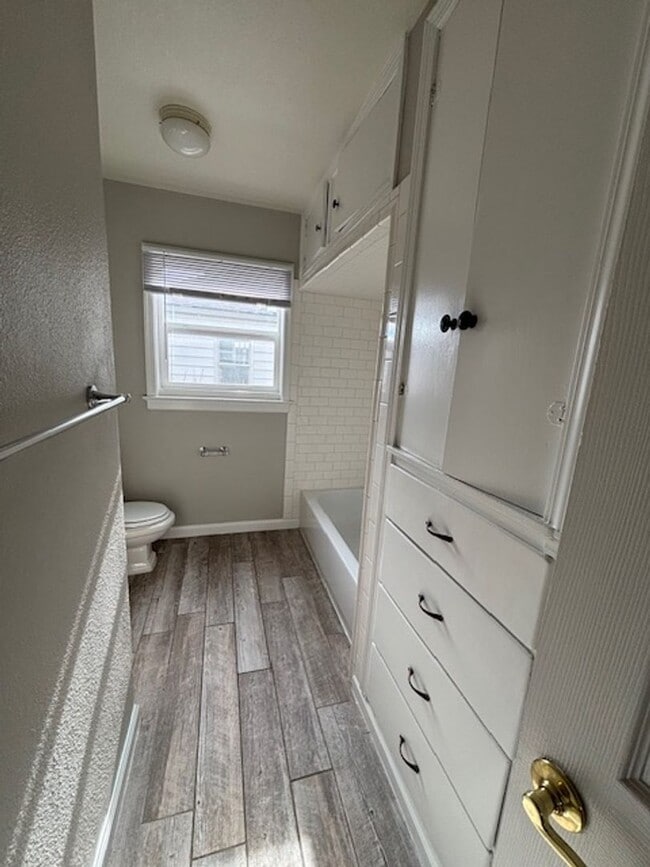 Building Photo - 4 Bedroom 2 Bath House by Frontier Park