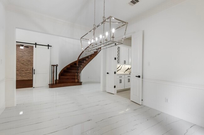 Building Photo - 18 Player Vista Pl