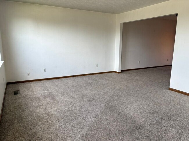 Building Photo - 801e Huggins Rd