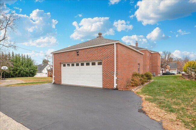 Building Photo - 116-118 Linden Avenue