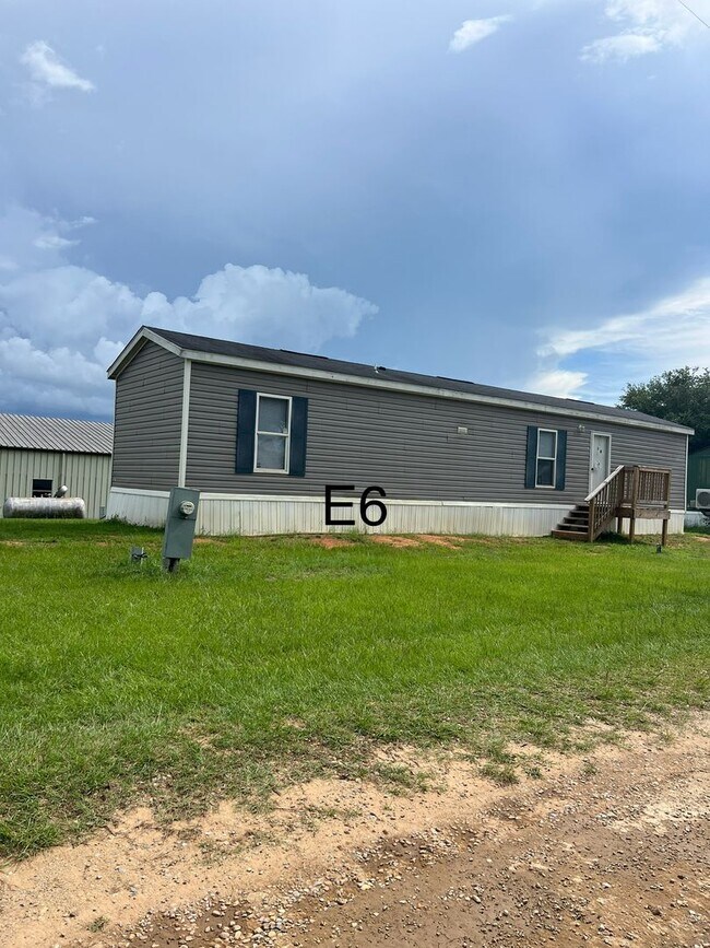 Building Photo - 142 County Rd